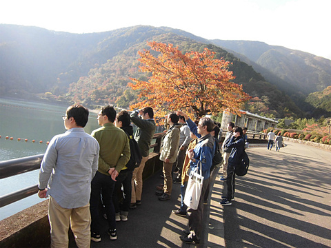 ダム周辺の山々は、鮮やかな紅葉が見ごろ