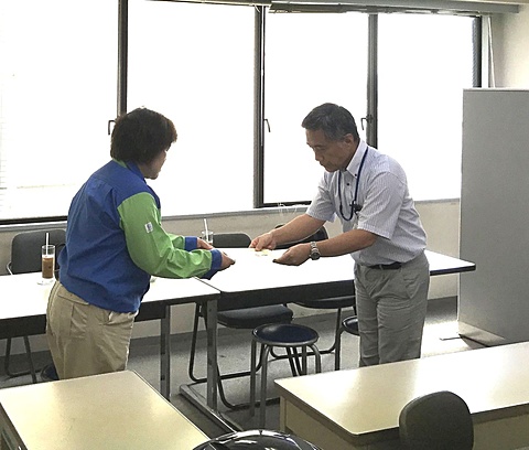 感謝状授与の様子 感謝状授与の様子