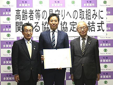 (左)佐藤水道事業管理者 (中)弊社斜森社長 (右)菊地市長 (左)佐藤水道事業管理者 (中)弊社斜森社長 (右)菊地市長