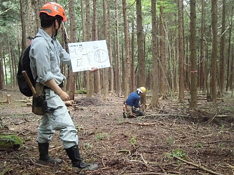 間伐作業について、指導員さんよりレクチャー