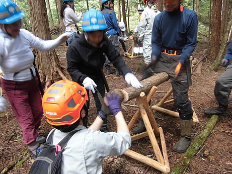 子供たちも丸太切りを体験しました。